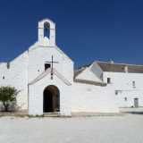 Spiccano anche la grande croce in ferro che sormonta l'ingresso...